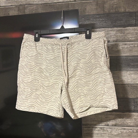RSQ Cream Wave Pattern Athletic Shorts - Picture 1 of 1